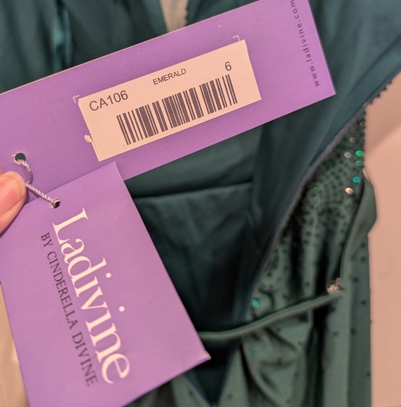 Ladivine by Cinderella Divine Off the Shoulder Emerald Green Gown Size 6 - Picture 9 of 11